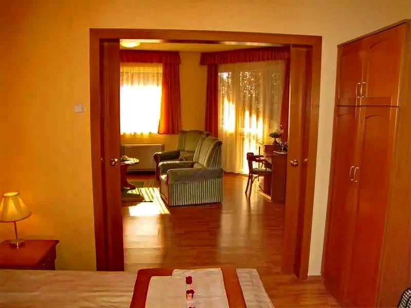  Cazare | Pensiune turistică (K0848-32) Imaginea poate fi supusă drepturilor de autor. Se recomandă contactarea titularului drepturilor.