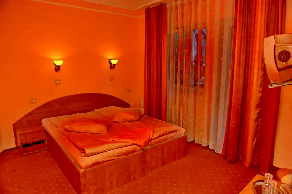 Timișu de Jos Cazare | Hotel** (K1083-10) Imaginea poate fi supusă drepturilor de autor. Se recomandă contactarea titularului drepturilor.