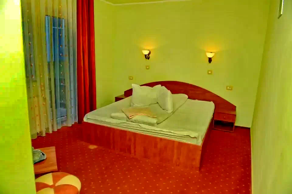 Timișu de Jos Cazare | Hotel** (K1083-11) Imaginea poate fi supusă drepturilor de autor. Se recomandă contactarea titularului drepturilor.