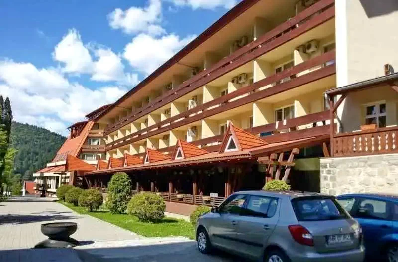 Cazare Băile Tușnad - Hotel Ciucaș*** | Tusnádfürdő - Csukás Hotel***. Imaginea poate fi supusă drepturilor de autor. Se recomandă contactarea titularului drepturilor.