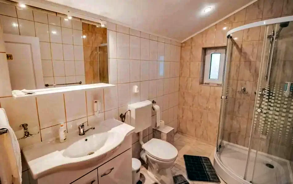 Mila 23 Cazare | Motel (K1297-13) Imaginea poate fi supusă drepturilor de autor. Se recomandă contactarea titularului drepturilor.