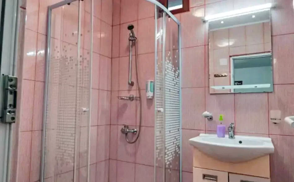 Mila 23 Cazare | Motel (K1297-35) Imaginea poate fi supusă drepturilor de autor. Se recomandă contactarea titularului drepturilor.