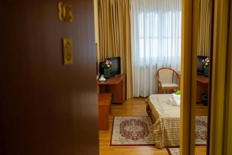 Miercurea Ciuc Cazare | Hotel*** (K1460-49) Imaginea poate fi supusă drepturilor de autor. Se recomandă contactarea titularului drepturilor.