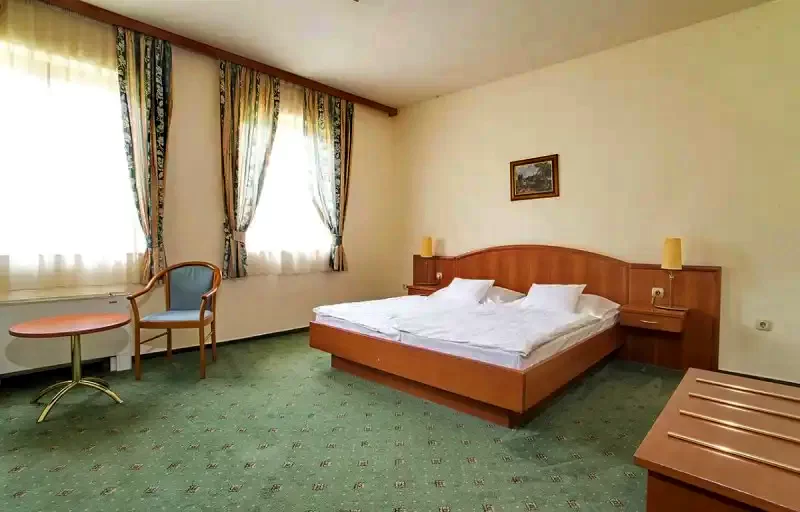  Cazare | Pensiune turistică (K0825-10) Imaginea poate fi supusă drepturilor de autor. Se recomandă contactarea titularului drepturilor.