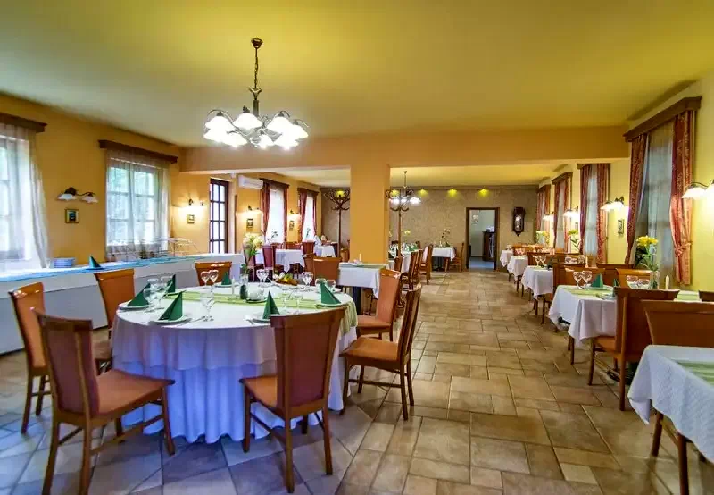  Cazare | Pensiune turistică (K0825-11) Imaginea poate fi supusă drepturilor de autor. Se recomandă contactarea titularului drepturilor.