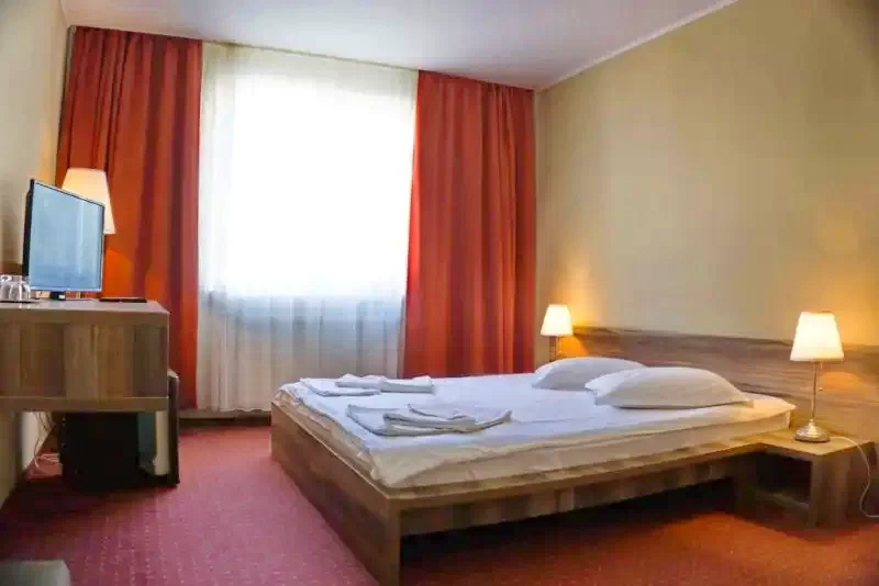 Miercurea Ciuc Cazare | Hotel** (K1402-5) Imaginea poate fi supusă drepturilor de autor. Se recomandă contactarea titularului drepturilor.