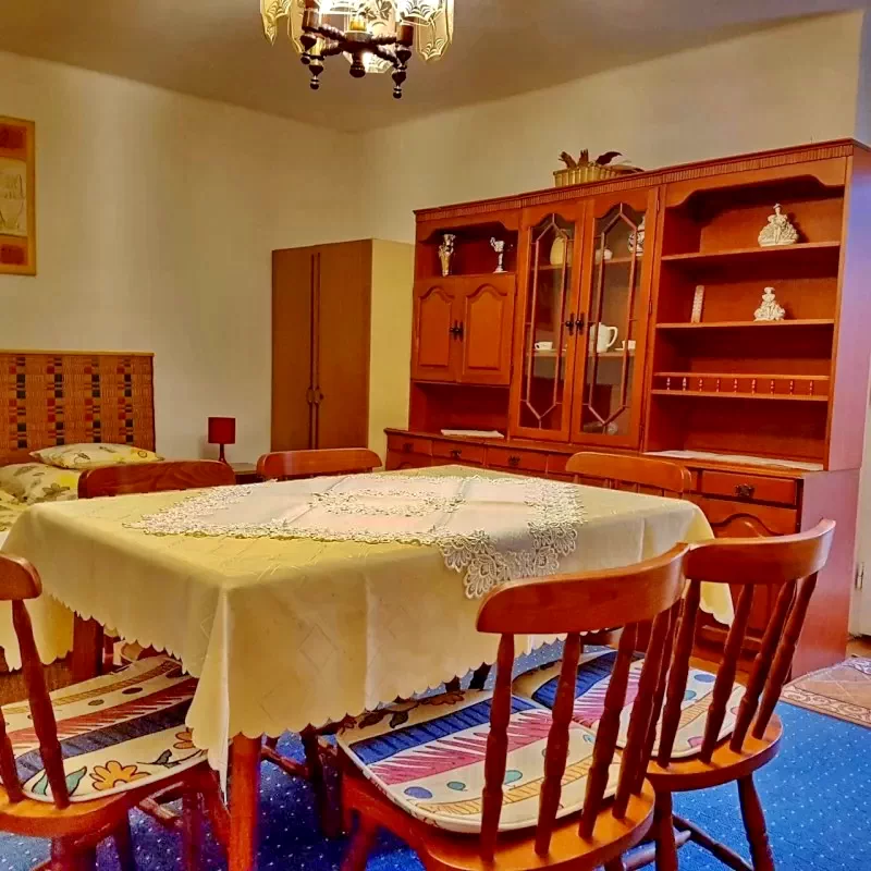  Cazare | Casă de apartamente (K0939-10) Imaginea poate fi supusă drepturilor de autor. Se recomandă contactarea titularului drepturilor.