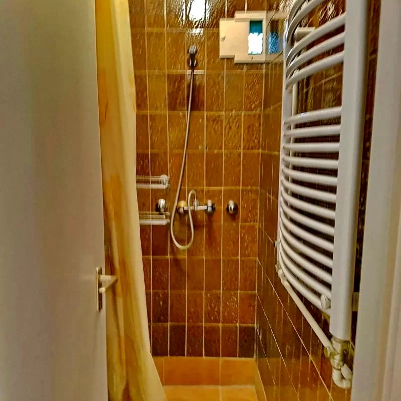  Cazare | Casă de apartamente (K0939-12) Imaginea poate fi supusă drepturilor de autor. Se recomandă contactarea titularului drepturilor.