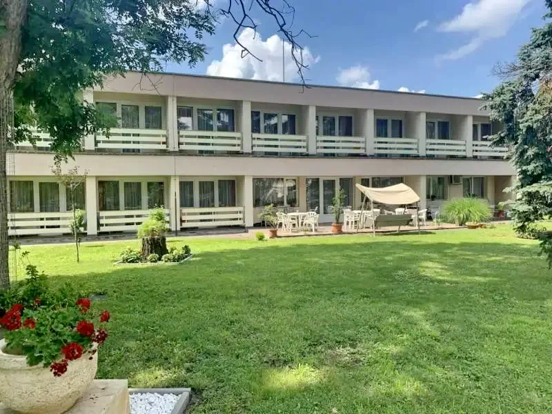  Cazare | Motel (K0167-1) Imaginea poate fi supusă drepturilor de autor. Se recomandă contactarea titularului drepturilor.