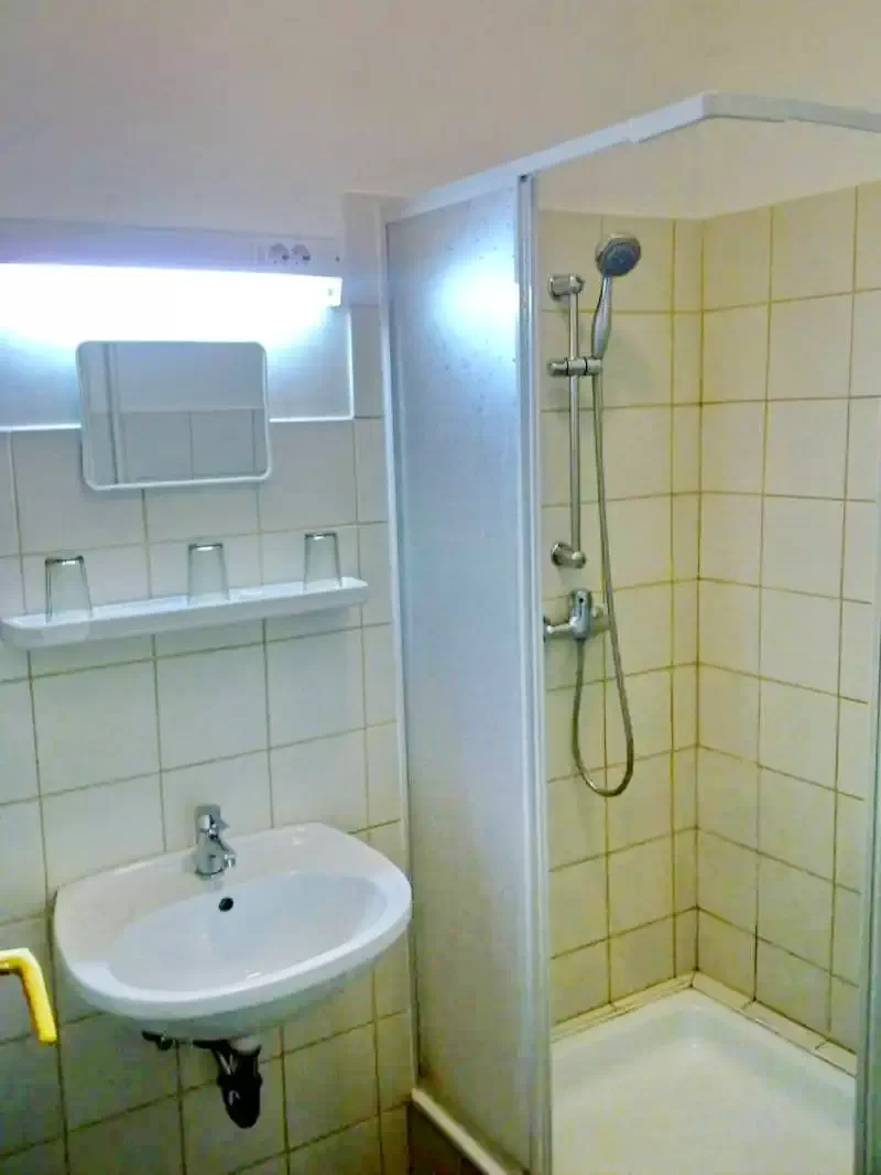  Cazare | Motel (K0167-11) Imaginea poate fi supusă drepturilor de autor. Se recomandă contactarea titularului drepturilor.