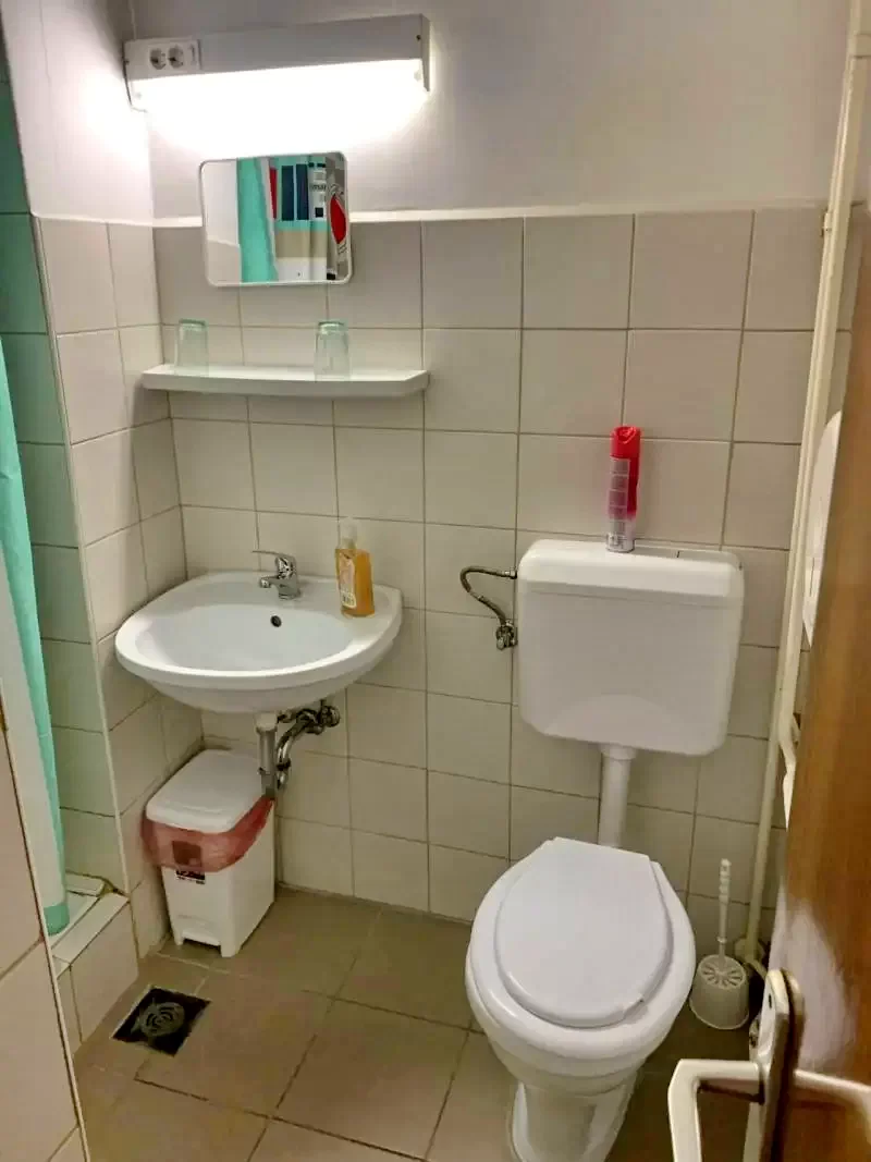  Cazare | Motel (K0167-12) Imaginea poate fi supusă drepturilor de autor. Se recomandă contactarea titularului drepturilor.