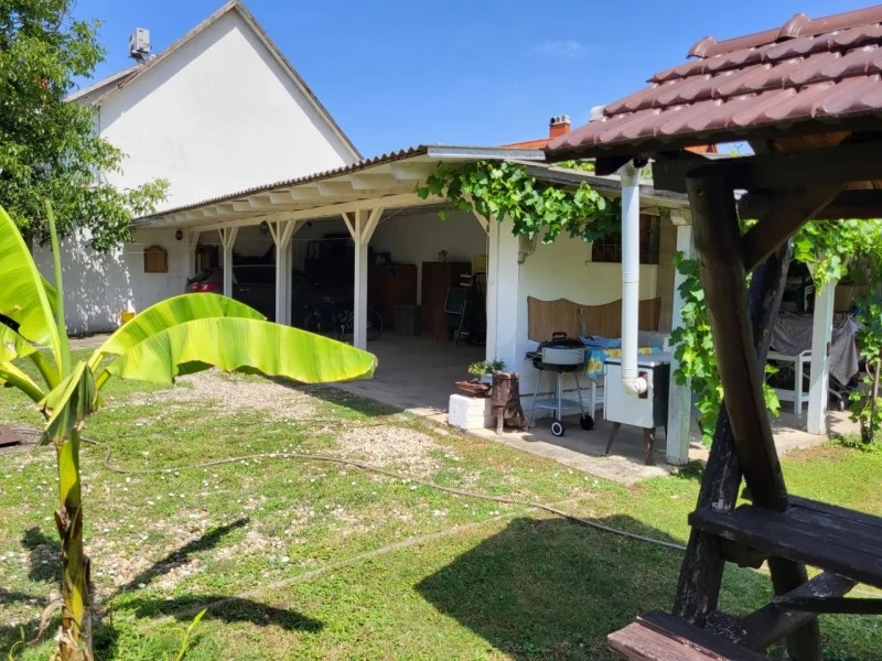 Jula Cazare | Sat de vacanță (K0120-4) Imaginea poate fi supusă drepturilor de autor. Se recomandă contactarea titularului drepturilor.