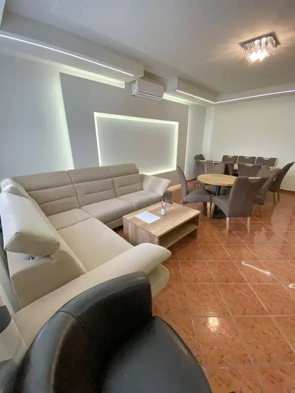  Cazare | Sat de vacanță (K0594-5) Imaginea poate fi supusă drepturilor de autor. Se recomandă contactarea titularului drepturilor.