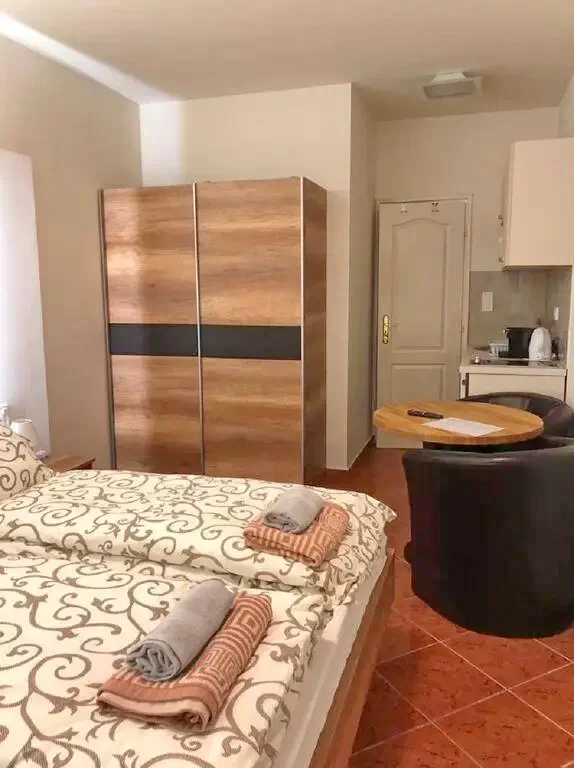  Cazare | Sat de vacanță (K0594-10) Imaginea poate fi supusă drepturilor de autor. Se recomandă contactarea titularului drepturilor.