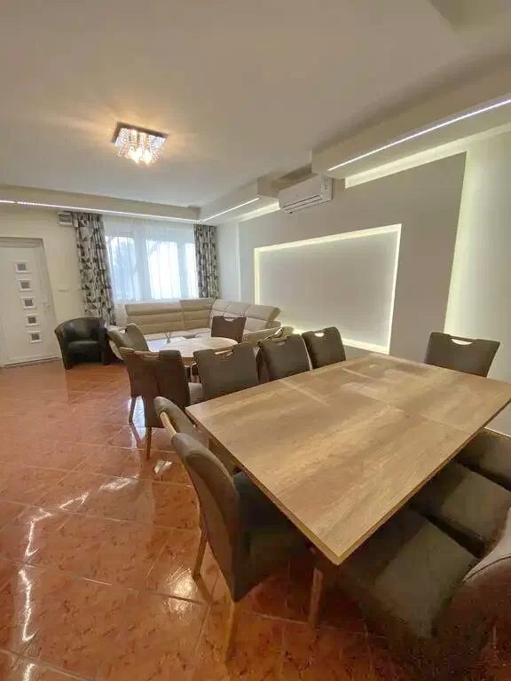  Cazare | Sat de vacanță (K0594-13) Imaginea poate fi supusă drepturilor de autor. Se recomandă contactarea titularului drepturilor.