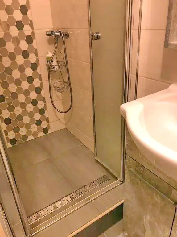  Cazare | Sat de vacanță (K0594-17) Imaginea poate fi supusă drepturilor de autor. Se recomandă contactarea titularului drepturilor.