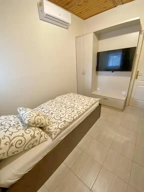  Cazare | Sat de vacanță (K0594-18) Imaginea poate fi supusă drepturilor de autor. Se recomandă contactarea titularului drepturilor.