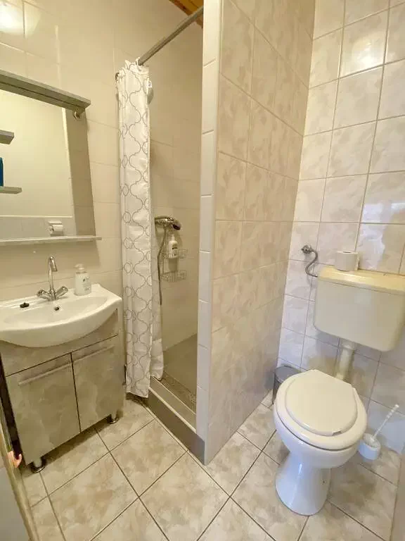  Cazare | Sat de vacanță (K0594-25) Imaginea poate fi supusă drepturilor de autor. Se recomandă contactarea titularului drepturilor.