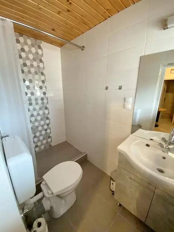  Cazare | Sat de vacanță (K0594-26) Imaginea poate fi supusă drepturilor de autor. Se recomandă contactarea titularului drepturilor.