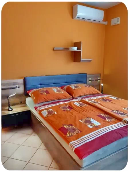  Cazare | Casă de apartamente (K1101-9) Imaginea poate fi supusă drepturilor de autor. Se recomandă contactarea titularului drepturilor.