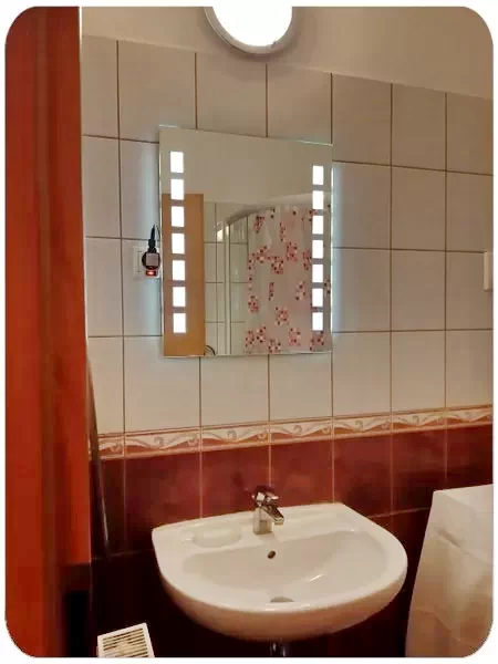  Cazare | Casă de apartamente (K1101-16) Imaginea poate fi supusă drepturilor de autor. Se recomandă contactarea titularului drepturilor.