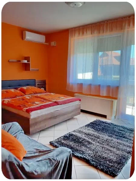  Cazare | Casă de apartamente (K1101-18) Imaginea poate fi supusă drepturilor de autor. Se recomandă contactarea titularului drepturilor.