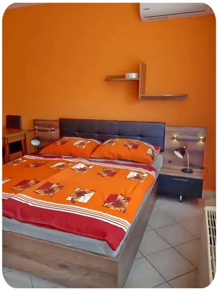 Hajdúszoboszló Szállás | Apartmanház (K1101-21) A kép szerzői jogvédelem alatt állhat. Javasolt a kapcsolatfelvétel a jog tulajdonossal.