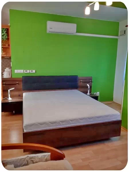  Cazare | Casă de apartamente (K1101-27) Imaginea poate fi supusă drepturilor de autor. Se recomandă contactarea titularului drepturilor.