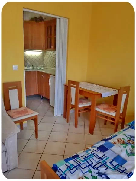  Cazare | Casă de apartamente (K1101-54) Imaginea poate fi supusă drepturilor de autor. Se recomandă contactarea titularului drepturilor.