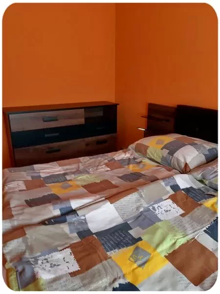  Cazare | Casă de apartamente (K1101-60) Imaginea poate fi supusă drepturilor de autor. Se recomandă contactarea titularului drepturilor.