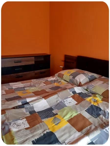  Cazare | Casă de apartamente (K1101-63) Imaginea poate fi supusă drepturilor de autor. Se recomandă contactarea titularului drepturilor.