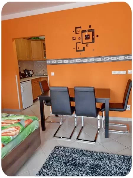  Cazare | Casă de apartamente (K1101-70) Imaginea poate fi supusă drepturilor de autor. Se recomandă contactarea titularului drepturilor.