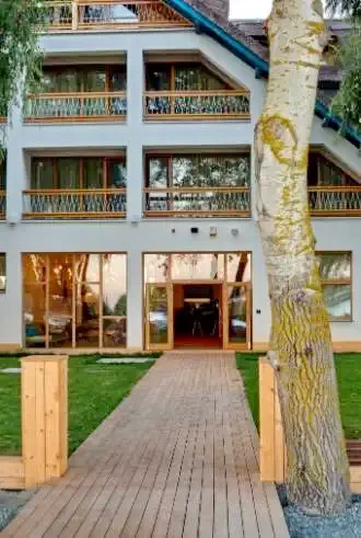 Crișan Cazare | Hotel**** (K1328-30) Imaginea poate fi supusă drepturilor de autor. Se recomandă contactarea titularului drepturilor.