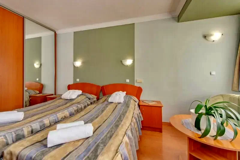  Cazare | Pensiune turistică (K0171-8) Imaginea poate fi supusă drepturilor de autor. Se recomandă contactarea titularului drepturilor.