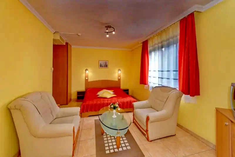  Cazare | Pensiune turistică (K0171-10) Imaginea poate fi supusă drepturilor de autor. Se recomandă contactarea titularului drepturilor.