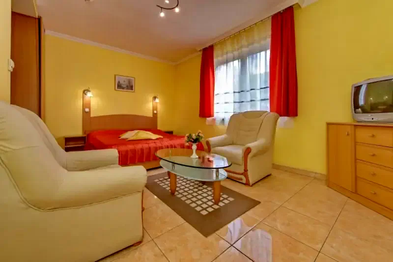  Cazare | Pensiune turistică (K0171-11) Imaginea poate fi supusă drepturilor de autor. Se recomandă contactarea titularului drepturilor.