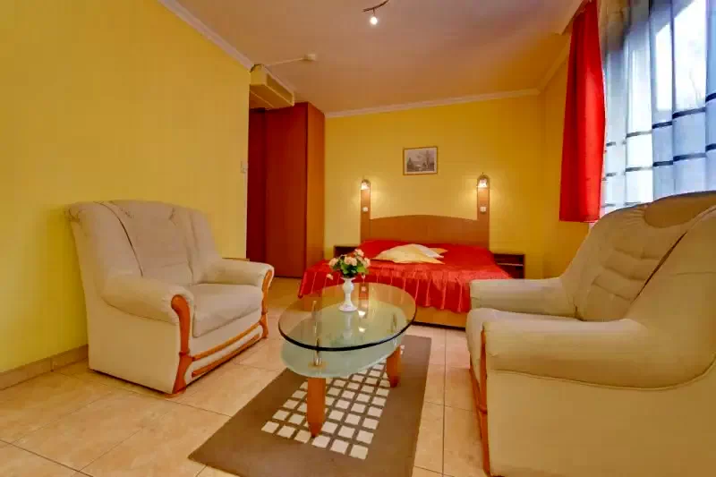 Hajdúszoboszló Szállás | Turisztikai panzió (K0171-12) A kép szerzői jogvédelem alatt állhat. Javasolt a kapcsolatfelvétel a jog tulajdonossal.