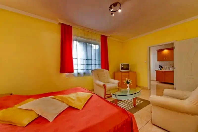  Cazare | Pensiune turistică (K0171-13) Imaginea poate fi supusă drepturilor de autor. Se recomandă contactarea titularului drepturilor.