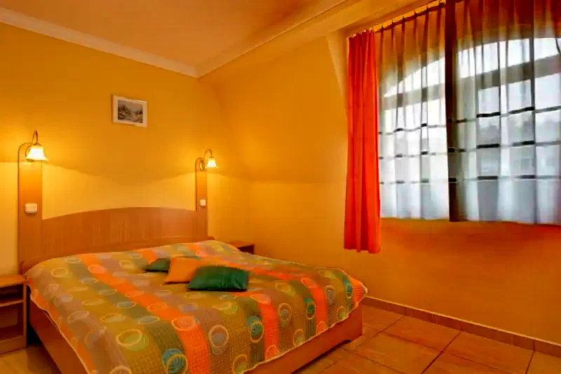  Cazare | Pensiune turistică (K0171-18) Imaginea poate fi supusă drepturilor de autor. Se recomandă contactarea titularului drepturilor.