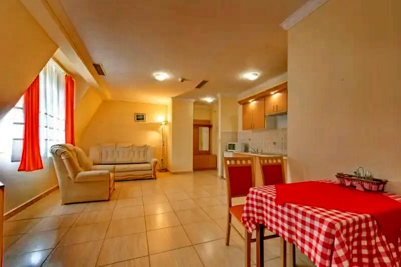  Cazare | Pensiune turistică (K0171-19) Imaginea poate fi supusă drepturilor de autor. Se recomandă contactarea titularului drepturilor.