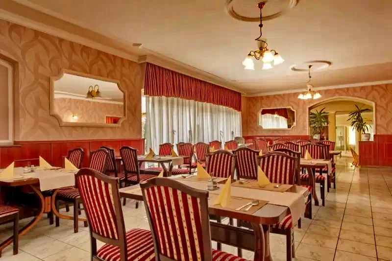  Cazare | Pensiune turistică (K0171-30) Imaginea poate fi supusă drepturilor de autor. Se recomandă contactarea titularului drepturilor.