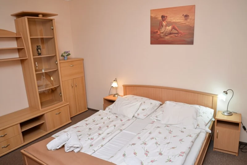  Cazare | Motel (K0838-13) Imaginea poate fi supusă drepturilor de autor. Se recomandă contactarea titularului drepturilor.