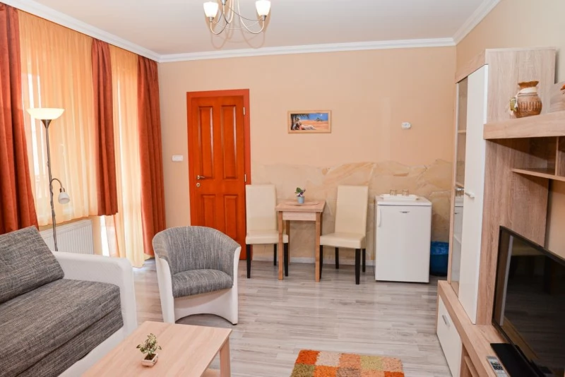  Cazare | Motel (K0838-18) Imaginea poate fi supusă drepturilor de autor. Se recomandă contactarea titularului drepturilor.