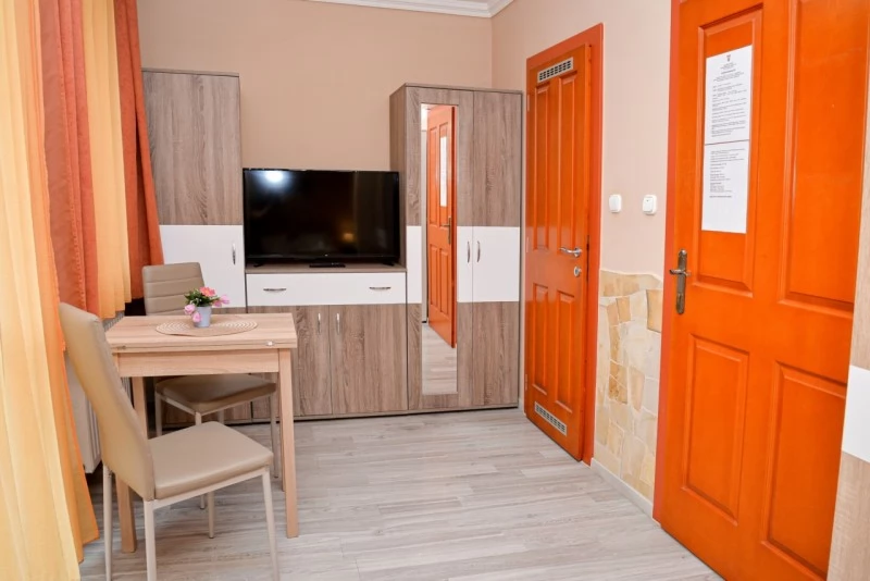  Cazare | Motel (K0838-26) Imaginea poate fi supusă drepturilor de autor. Se recomandă contactarea titularului drepturilor.