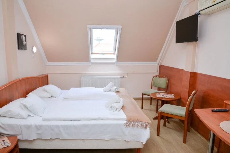  Cazare | Motel (K0838-39) Imaginea poate fi supusă drepturilor de autor. Se recomandă contactarea titularului drepturilor.