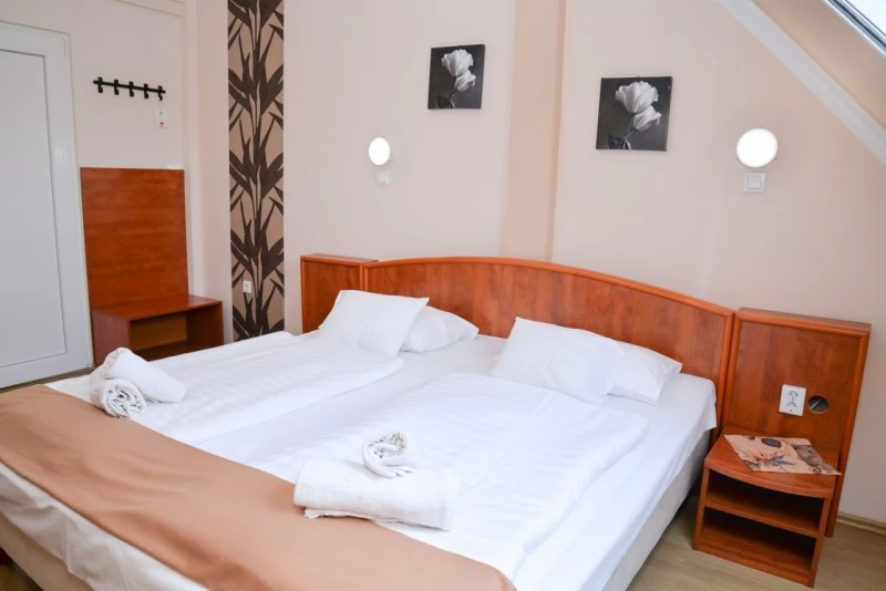  Cazare | Motel (K0838-42) Imaginea poate fi supusă drepturilor de autor. Se recomandă contactarea titularului drepturilor.