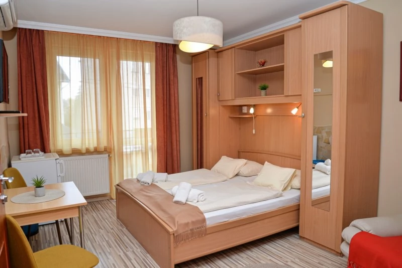  Cazare | Motel (K0838-44) Imaginea poate fi supusă drepturilor de autor. Se recomandă contactarea titularului drepturilor.