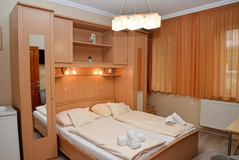  Cazare | Motel (K0838-55) Imaginea poate fi supusă drepturilor de autor. Se recomandă contactarea titularului drepturilor.