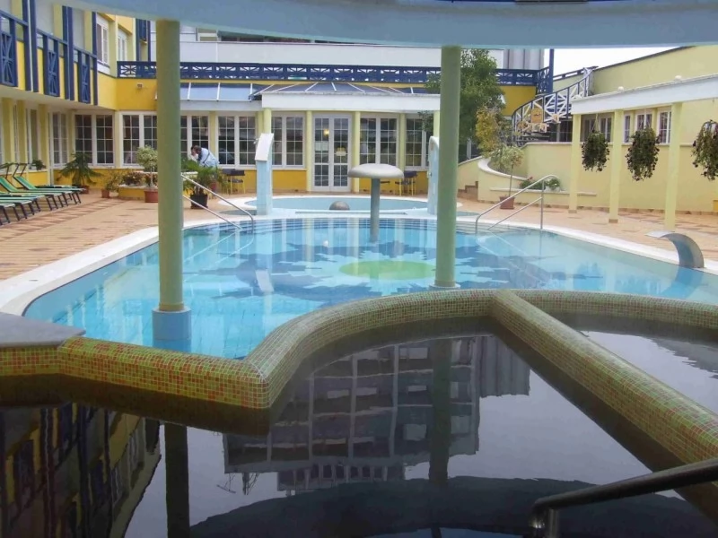  Cazare | Pensiune turistică (K0169-4) Imaginea poate fi supusă drepturilor de autor. Se recomandă contactarea titularului drepturilor.