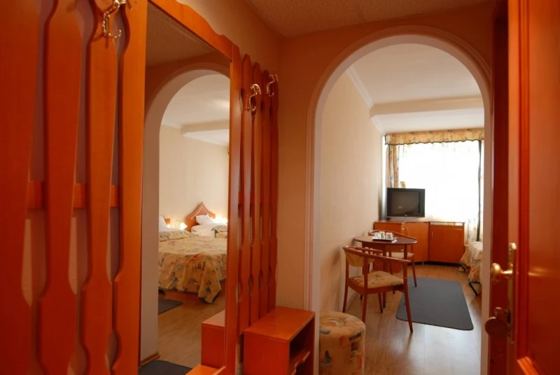  Cazare | Pensiune turistică (K0169-6) Imaginea poate fi supusă drepturilor de autor. Se recomandă contactarea titularului drepturilor.